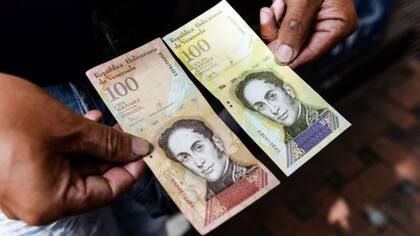 El bolívar, la moneda venezolana, continúa devaluándose.