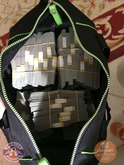 El bolso contenía millones en efectivo. (Imagen: @auctionguydan / Twitter)