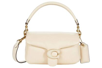 El bolso de hombro se encuentra disponible en tres colores: negro, rosa y rosa pastel