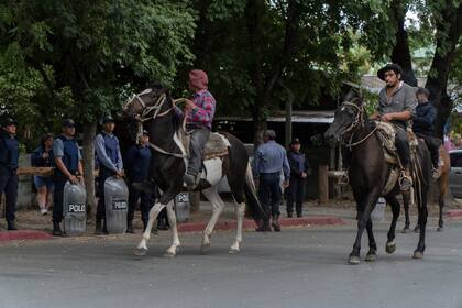 El Bolson. Enfrentamiento fuera de la comisaria de El Bolson entre una patota que responde al intendente Bruno Pogliano y vecinos de Mallin Ahogado. Por la detencion de una persona que estaria vinculada a los incendios. Los pobladores de Mallin Ahogado lo defendian, dicen que es un compañero