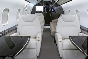 El Bombardier Challenger 300 tiene un estilo limpio y lujoso, elegido por su comodidad para hacer vuelos internacionales