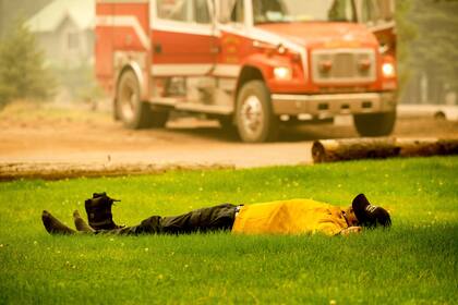 El bombero de Healdsburg, Justin Potter, descansa mientras su equipo se prepara para combatir el incendio Dixie en la comunidad de Clear Creek del condado de Lassen, California