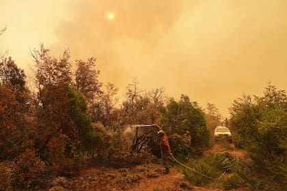 El bombero voluntario Lucas Panak combate incendios forestales en Cholila
