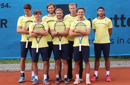 El bonaerense Mateo Martínez, el último de la derecha, en el equipo del club Sindelfingen, de Alemania, donde juega Interclubes en Europa; allí regresará en junio próximo.