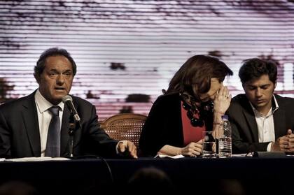 Daniel Scioli, exgobernador bonaerense; Cristina Kirchner y Axel Kicillof; en 2011, Scioli emitió el bono BP21, cuyo vencimiento complica a Kicillof