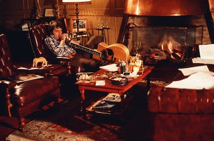 El booklet del nuevo disco incluye fotografías nunca vistas del ídolo en la intimidad de su mansión de Banfield, donde grabó los bocetos de los temas que se incluyen en el material