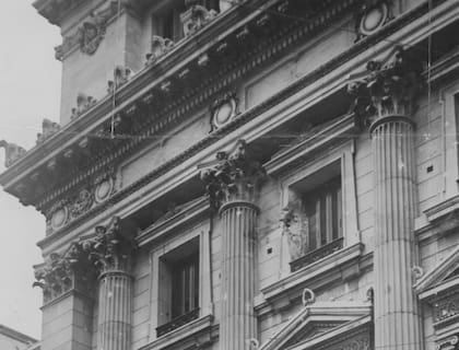 El boquete que dejó el cañonazo disparado contra la fachada del Palacio del Congreso. Meses después tuvo que subsanarse con el recambio de ese bloque de piedra caliza.