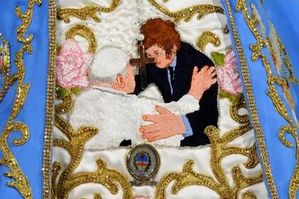 El bordado sobre el manto de la Virgen del Valle que ilustra un abrazo entre Javier Milei y el papa Francisco