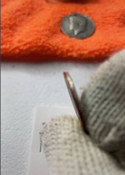 El borde de la moneda que es 90% de plata no debe tener ni un rastro de cobre