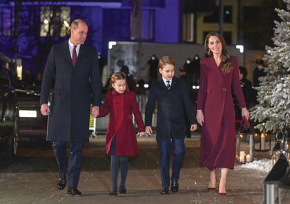 El bordó, el color elegido. Kate estrenó un abrigo-vestido cruzado, de Eponine London, ceñido a la cintura. Llevó stilletos, del mismo tono, de Gianvito Rossi, y pendientes de Accesorize. La princesa Charlotte, en sintonía con su madre, lució un abrigo de Trotters.