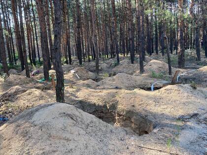 El bosque de Izium solía ser un lugar placentero para las personas. Después de la liberación de la ciudad tras la ocupación rusa se encontraron fosas comunes con 449 cadáveres