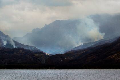 El bosque nativo arrasado por el fuego y los distintos focos aún encendidos sobre el lago Epuyén, el martes pasado, en Puerto Patriada, Chubut