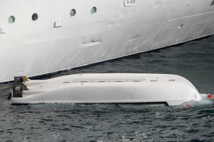 El bote, con 8 tripulantes, cayó desde una altura de 30 metros aproximadamente