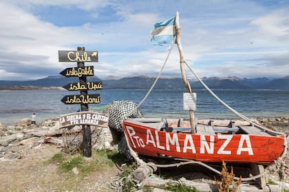 El bote de Puerto Almanza es postal clásica del lugar.