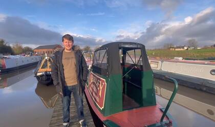 El bote donde una pareja inglesa pasará los próximos seis meses para ahorrar dinero lleva por nombre Shirley