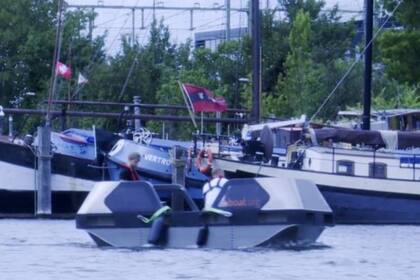 El bote tendrá que aprender a maniobrar en el tráfico de los canales de Ámsterdam