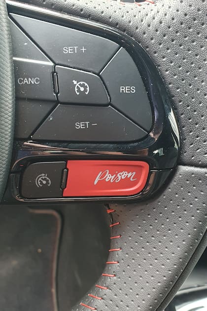 El botón Poison en el volante del Fiat Pulse Abarth