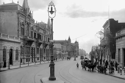 El boulevard Callao, en el cruce con la calle que hoy es Pacheco de Melo, circa 1905