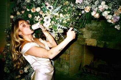 El bouquet de flores de su rol como novia fue tomado muy poco en serio por Miley Cyrus