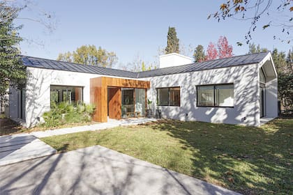 El box de madera es un sello del estudio, que siempre incluye un recibidor revestido de este material en sus proyectos.