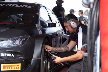 El box de Toyota Gazoo Racing YPF INFINIA.