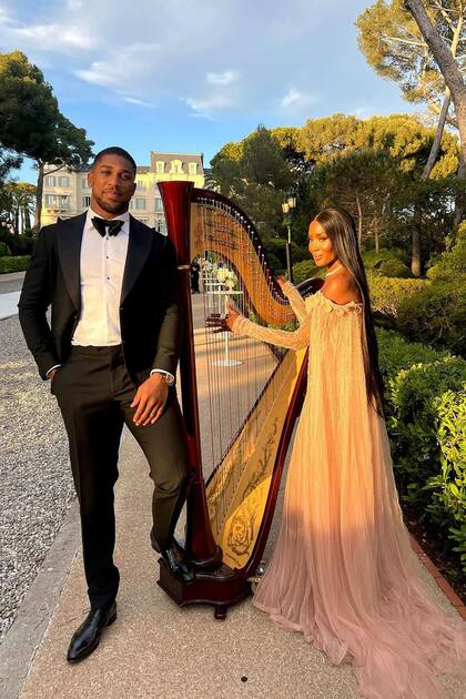 El boxeador británico Anthony Joshua y Naomi, dos invitados muy especiales.