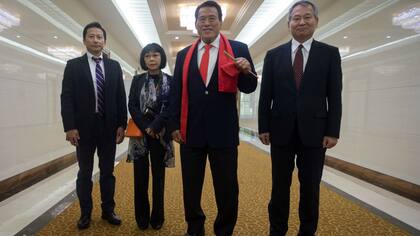 El boxeador japonés Antonio Inoki (centro) a su llegada a Pyongyang