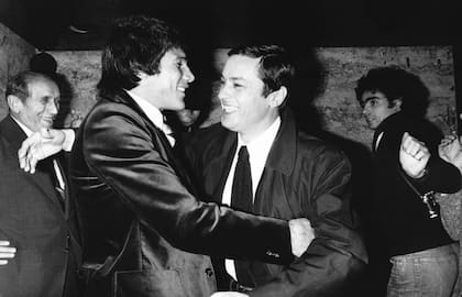 El boxeador y el actor a los abrazos en una imagen de 1975, en París