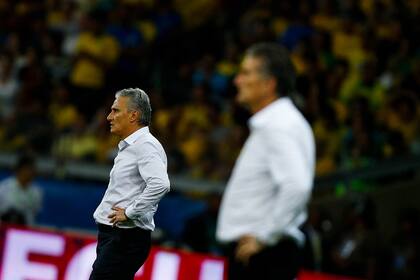 Adelante, desenfocado, el Patón Bauza; Tite arrolló a la selección argentina por 3-0 camino al Mundial de Rusia, en Belo Horizonte