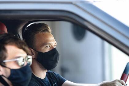 El brasileño Arthur, en conflicto con Barcelona, y próximo a partir a la Juventus en un intercambio por Miralem Pjanic, quiso ver a sus compañeros en el partido con Napoli, pero no lo dejaron entrar al Camp Nou porque no tenía el certificado de su PCR negativo.