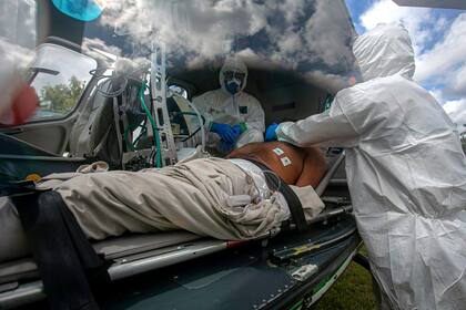 El brasileño Davi da Silva Alves, de 39 años, residente de la comunidad Divino Espirito Santo, que sufre los síntomas de coronavirus, es visto en un helicóptero-ambulancia para ser transportado desde Breves