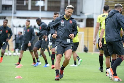 El brasileño Diego, 10 de Flamengo, en uno de los entrenamientos del vigente campeón de la Libertadores, que acaba de contratar a un nuevo entrenador: el español Doménec Torrent.