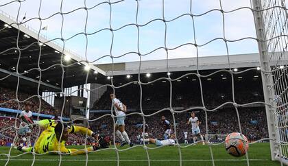 El brasileño Douglas Luiz anotando el primero de sus dos goles en la victoria 4-1 de Aston Villa ante West Ham 