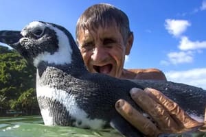 El brasileño João Pereira de Souza junto a su inseparable amigo