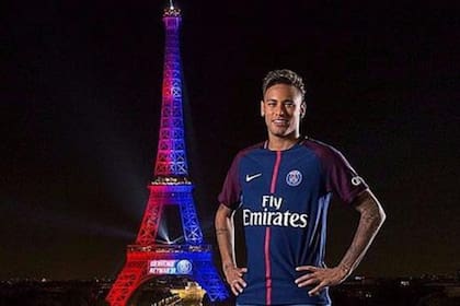 El brasileño Neymar y su presentación en 2017, con una imagen parisina clásica
