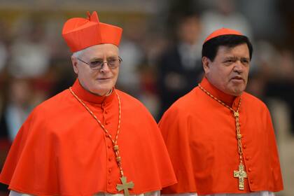 El brasileño Odilo Pedro Scherrer (izquierda) y el mexicano Norberto Rivera Carrera (derecha), al llegar a la misa