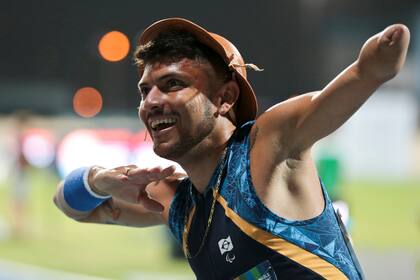 El brasileño Petrucio Ferreira dos Santos celebra el primer lugar en la final masculina 400m