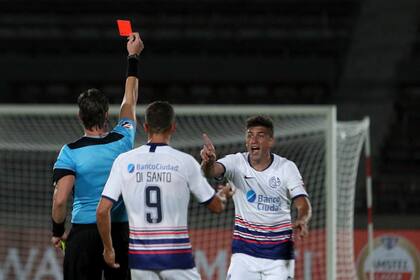 El brasileño Raphael Claus le muestra la roja a Diego Braghieri por una fuerte falta; el árbitro se retractó de una primera decisión y expulsó directamente al defensor del Ciclón