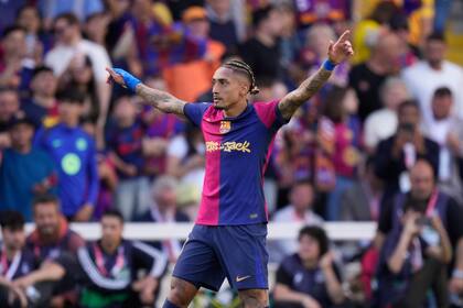 El brasileño Raphinha, otro de los destacados en la 28ª coronación blaugrana en la liga española.