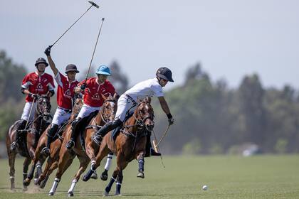 El brasileño Rodrigo Ribeiro de Andrade, número 3 de La Dolfina-Brava, lleva de revés la bocha y lo sigue un tren de adversarios: Santiago Loza, Segundo Bocchino e Ignacio Toccalino, de La Irenita.