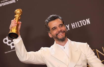 El brasileño Wagner Moura con el Globo de Oro a mejor actor conquistado el 11 de enero pasado. ¿Repetirá el festejo en la ceremonia del Oscar?