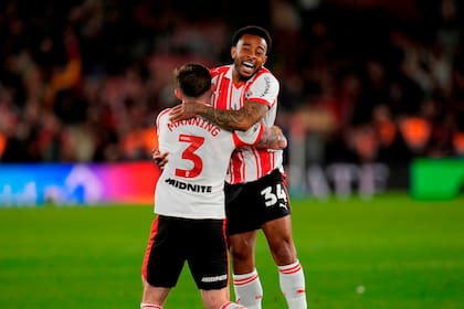 El brasileño Welington (34) y Ryan Manning festejan el triunfo de Southampton ante Middlesbrough, pero el tribunal de ética excluyó a su equipo de la final del los playoffs de ascenso a la Premier League