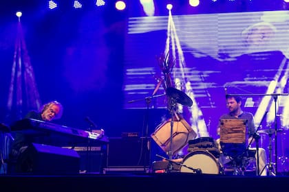 El brasile?o Benjamin Taubkin y el percusionista Santiago Vázquez en una jam con músicos santafesinos