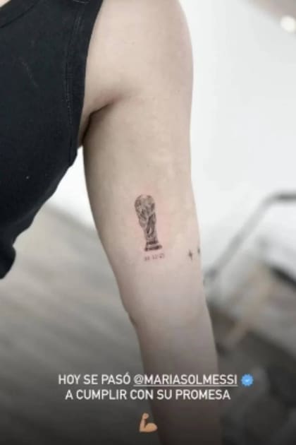 El brazo de María Sol Messi en la historia que subió el estudio que le realizó el tatuaje de la copa del mundo con la fecha en que la Argentina alcanzó la tercera estrella