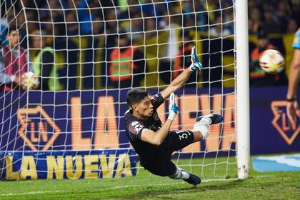 El brazo izquierdo de Andrada, bien estirado, atajará el penal de Rinaudo.