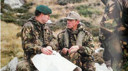 El Brigadier Julian Thompson con su distintiva boina verde los Royal Marines junto al general John Jeremy Moore comandante de las fuerzas terrestres británicas durante los últimos días de los combates en el conflicto del Atlántico Sur. (Brigadier Julian Thompson).