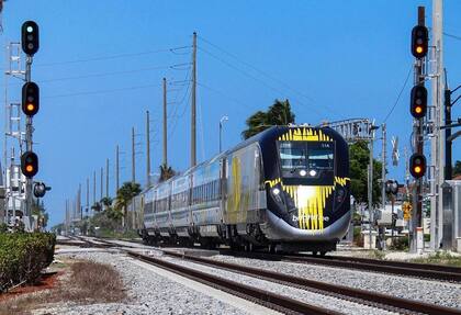 El Brightline, que en 2025 planea incluir paradas en Tampa y Jacksonville, opera con estaciones en Aventura, Fort Lauderdale, Boca Ratón y West Palm Beach, y conecta a Miami con Orlando