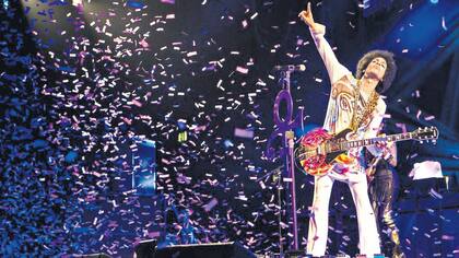 El brillo, la sensualidad y el magnetismo del artista en un show en Birmingham, Inglaterra, en 2014