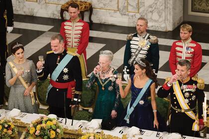 El brindis con el que los representantes de las dos casas reales celebraron el cariño que existe entre ellos.