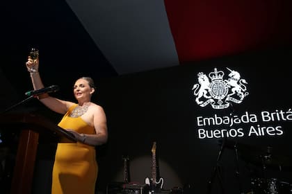 El brindis de la embajadora Kirsty Hayes quien señaló que esta fue la última vez que encabezó los festejos del cumpleaños del Rey en su calidad de Embajadora Británica en Argentina. “A mediados del año próximo culminaré esta misión que me ha llenado de orgullo y satisfacciones. Pude visitar todas y cada una de las 23 provincias argentinas y comprobar que es un país enorme, diverso y hermoso”